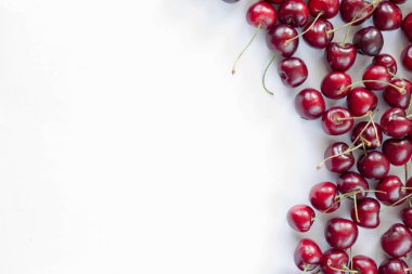 Beyaz bir arka plan üzerinde kırmızı kiraz çerçeve. Yukarıdan görüntüleyin. Taze çilek ve meyve, gıda, sağlık tasarım temaları için. Metin için kopyalama alanı olan resim.