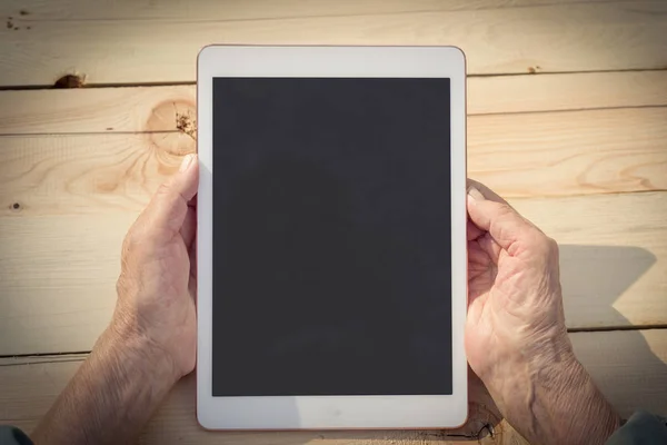 Las Manos Anciano Sostienen Usan Una Tableta Concepto Enseñar Nuevas — Foto de Stock