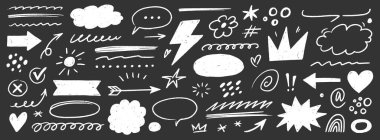 Fırça tebeşiri ayarlandı. El çizimi ok, konuşma balonu, renkli kalem çerçevesi, işaret ve çizgi roman çizimi. Çocuk yazı elementleri için karatahta fırça tebeşir dokusu vuruşu. Vektör illüstrasyonu