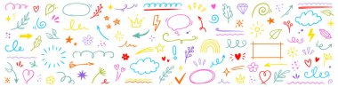 Satır simgesi şirin öge seti. Karalama çizgisi renk ikonu dekoratif ok, bulut, taç, pırıltı ve çiçek. El çizimi kalp, yarım yamalak figür, komik taslak ve çocuklar için çizgi film şeridi. Vektör illüstrasyonu
