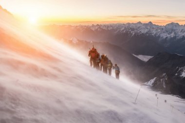 Elbruz, bir grup dağcı 5200m yükseklikte şafak