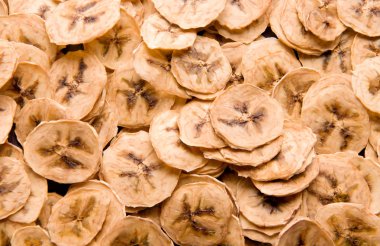 Bir sürü meyveli muz cipsi, dilimlenmiş..