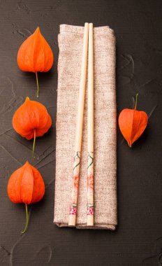 Siyah arka plan üzerindeki çubuklar