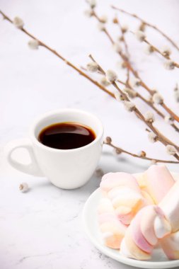 Kahve ve marshmallow lu bahar kahvaltısı. Hafif bir arka planda kahvaltı. Kahve ve şekerleme. Söğüt dalları ve kahve