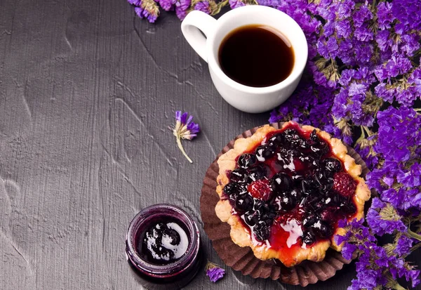 Café Bolo Flores Fundo Preto Pequeno Almoço Espaço Cópia — Fotografia de Stock