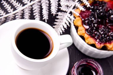 Kahve ve fönlü frenk üzümlü kek. Kavanozda kuşüzümü reçeli.