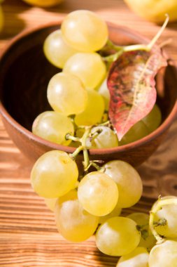 Tahta bir masada, kasedeki üzümler. Doğal ürünler. Taze meyve..