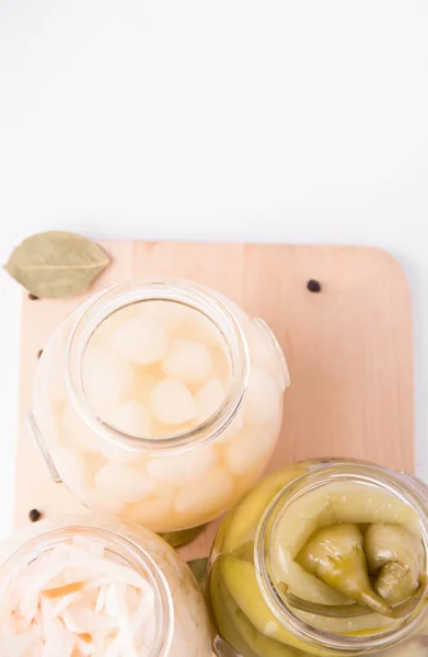 Cebollas Fermentadas Col Pimientos Frasco Sobre Fondo Blanco —  Fotos de Stock