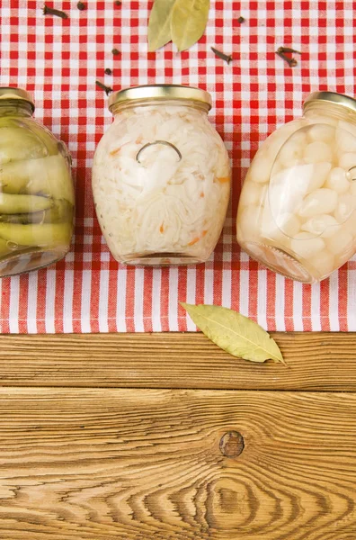 Cebollas Fermentadas Col Pimientos Frasco Sobre Una Mesa Madera Comida — Foto de Stock