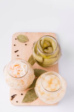 Beyaz arka planda mayalanmış sebzeler.