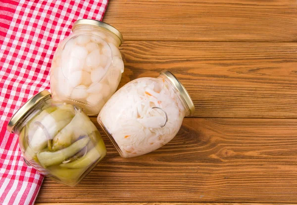 Cebollas Fermentadas Col Pimientos Frasco Sobre Una Mesa Madera Comida —  Fotos de Stock