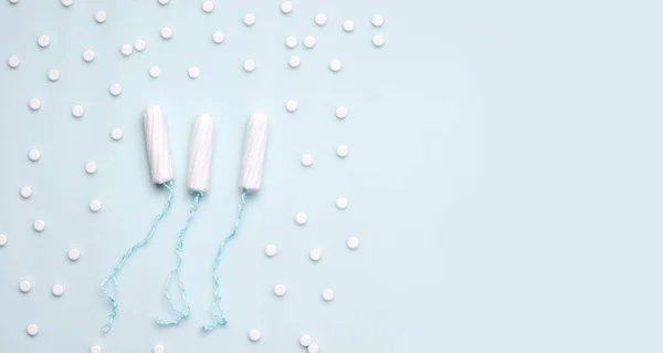 Concepto Tratamiento Duele Durante Menstruación Pastillas Junto Tampones Sobre Fondo —  Fotos de Stock