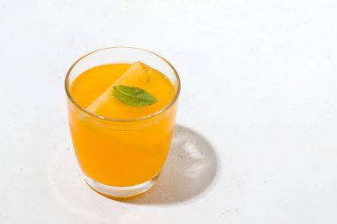 Kombu çayı, beyaz arka planda mayalanmış bir içecek. Boşluğu kopyala