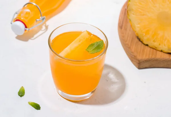Sfermentowany Ananas Kombucha Drink Obok Składników — Zdjęcie stockowe