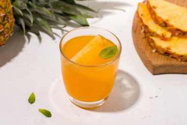 Kombucha ananasından mayalanmış içecek