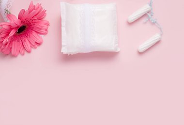 Kadınlarda adet görme kavramı. Contalar masaya. Boşluğu kopyala