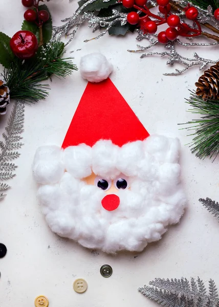 Diyクリスマスカード一歩ずつ 白いコンクリートテーブルの上の色の紙と綿のウールから 画像なし — ストック写真