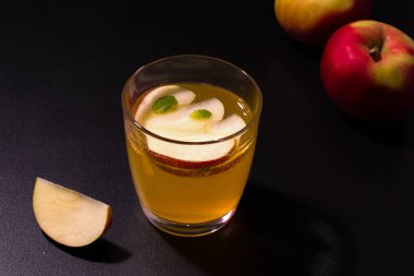 Yaz elması, ferahlatıcı siyah bir arka planda ferahlatıcı.