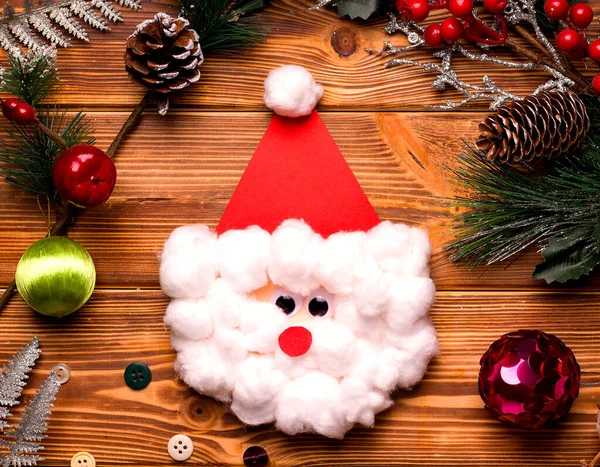 Diyクリスマスカード一歩ずつ 木製のテーブルの上の色の紙と綿のウールから 四段目 — ストック写真