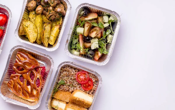 Yemek servisi. Akşam yemeği için tabaklar yulaf lapası, salata, beyaz arka planda mantarlı patates. Boşluğu kopyala