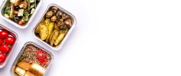 Yemek Teslimatı Konsepti. Beyaz arka planda patates ve karabuğdaylı mantar yemeği. Uzayı kopyala Pankart