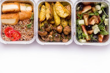 Ev teslimi konsepti. Sebzeli, peynirli, mantarlı salata ve patatesli yulaf lapası. Boşluğu kopyala
