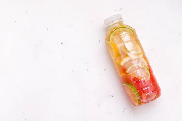 Bebida Saludable Verano Con Cítricos Botella Sobre Fondo Blanco Copiar —  Fotos de Stock