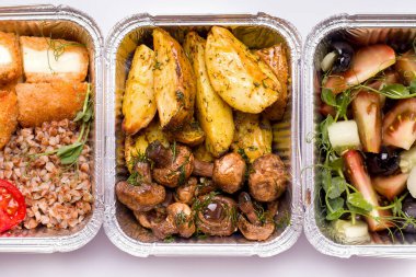 Yemek servisi. Mantarlı kızarmış patates.