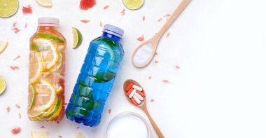 İzotonik spor içeceği. Beyaz arka planda, şişedeki içecekler, kolajen ve biyolojik katkı maddeleri. Uzayı kopyala Pankart