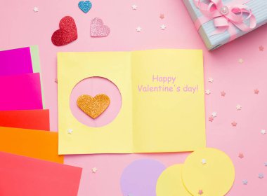 Sevgililer Günün kutlu olsun. Adım adım. Beşinci adım, kartpostalı imzala.