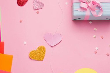 Sevgililer Günün kutlu olsun. Adım adım. İkinci adım, ipliği, döndürecek ve yapıştıracak nesnenin içerisinden yapıştır.