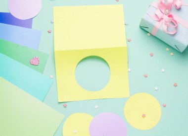 Diy kartı, adım adım bayram için döner kalp. Birinci adım bir kağıt parçasını ikiye katla ve bir tarafı çember kes.