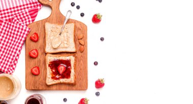 Fıstık ezmeli ve reçelli sandviçli güzel bir kahvaltı. Boşluğu kopyala