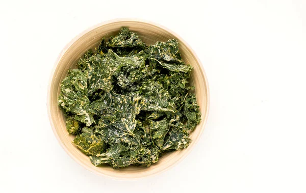 Kale Chips Een Kom Een Witte Achtergrond Uitzicht Van Bovenaf — Stockfoto