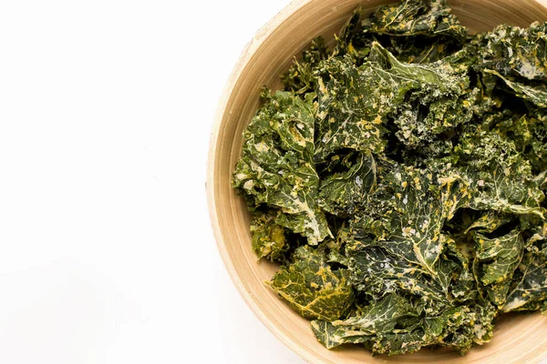 Kale Chips Close Een Kom Een Witte Achtergrond — Stockfoto