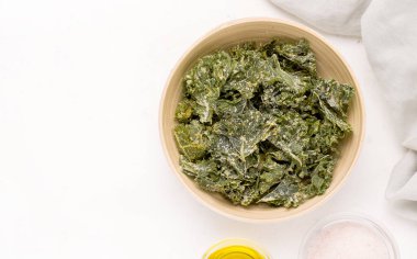 Beyaz arka planda kale çipleri. Boşluğu kopyala