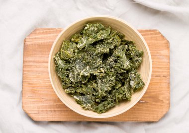 Tahta üst manzarada lahana parçacıkları var.