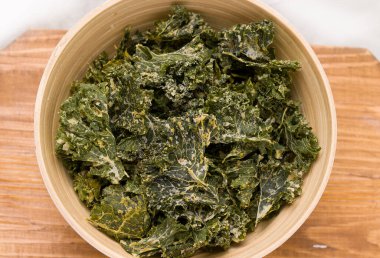 Kavanozda lahana cipsi. Yakın plan.