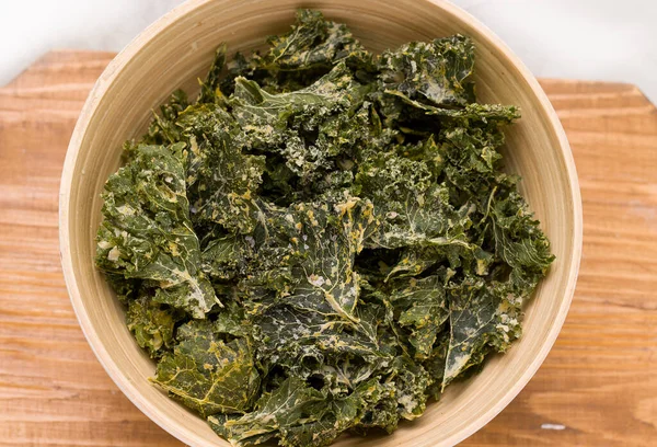 Kavanozda lahana cipsi. Yakın plan.