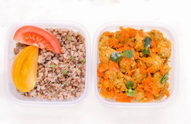 Konteynırda vejetaryen yemeği, karabuğday ve soya etiyle birlikte beyaz tabakta mikro yeşillikler. Yukarıdan görüntüle