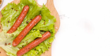 Vejetaryen eti konsepti. Marul yaprağında soya sosisi ve baharat. Üst görünümü kopyala