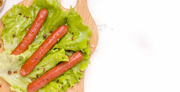 Concepto Carne Vegetariana Salchichas Soja Especias Una Hoja Lechuga Copiar — Foto de Stock