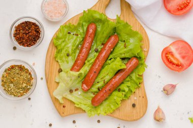 Vejetaryen eti konsepti. Salata yapraklı sosis. Beyaz arka plan. Yukarıdan görüntüle