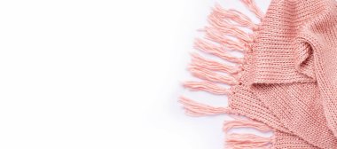 Kış konsepti Beyaz arka planda pembe bir eşarp ördüm. Uzayı kopyala Pankart