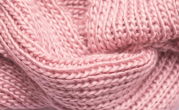 Pembe örülmüş eşarp dokusu. Yakından.