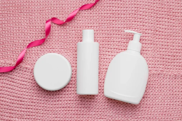 Kozmetik Ürünlerinin Bir Maketi Örgü Eşarpta Beyaz Şişeler Kış Vücut — Stok fotoğraf