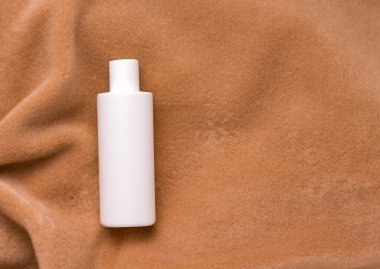 Kahverengi yünlü arka planda kozmetik modelleri. Uzayı kopyala Kış