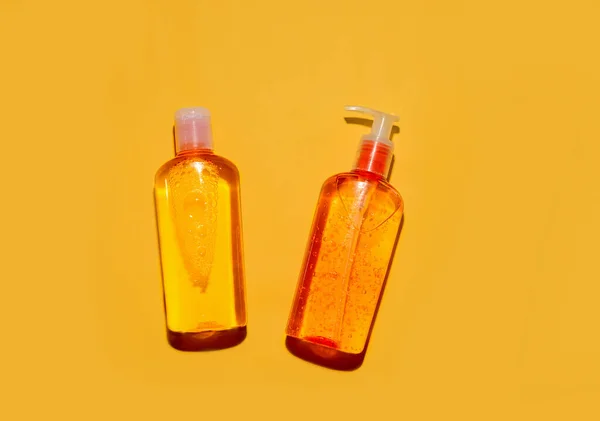 Gel líquido, jabón en una botella de naranja. Vista desde arriba —  Fotos de Stock