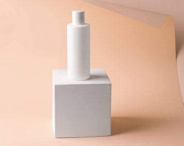 Jöle maketi, kaidede şampuan, kağıtta küp.