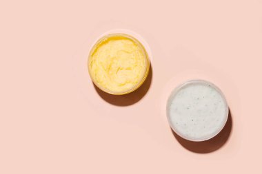 Bej arka planda bir kavanozda vücut fırçası. Yukarıdan bak. Boşluğu kopyala